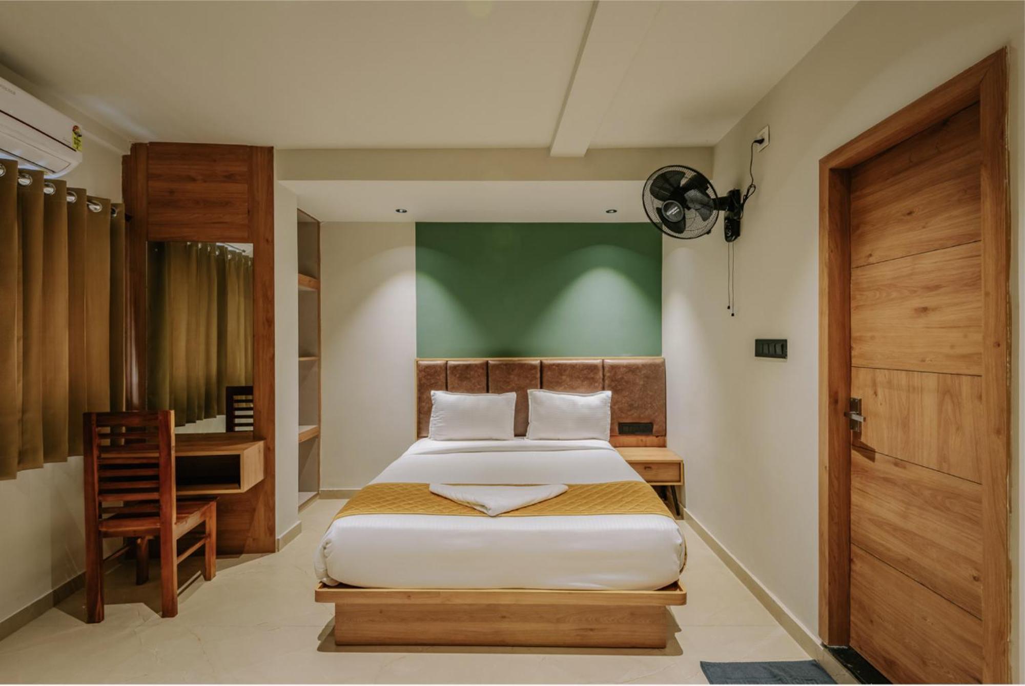 Hotel Beverly Plaza Кожикоде Экстерьер фото