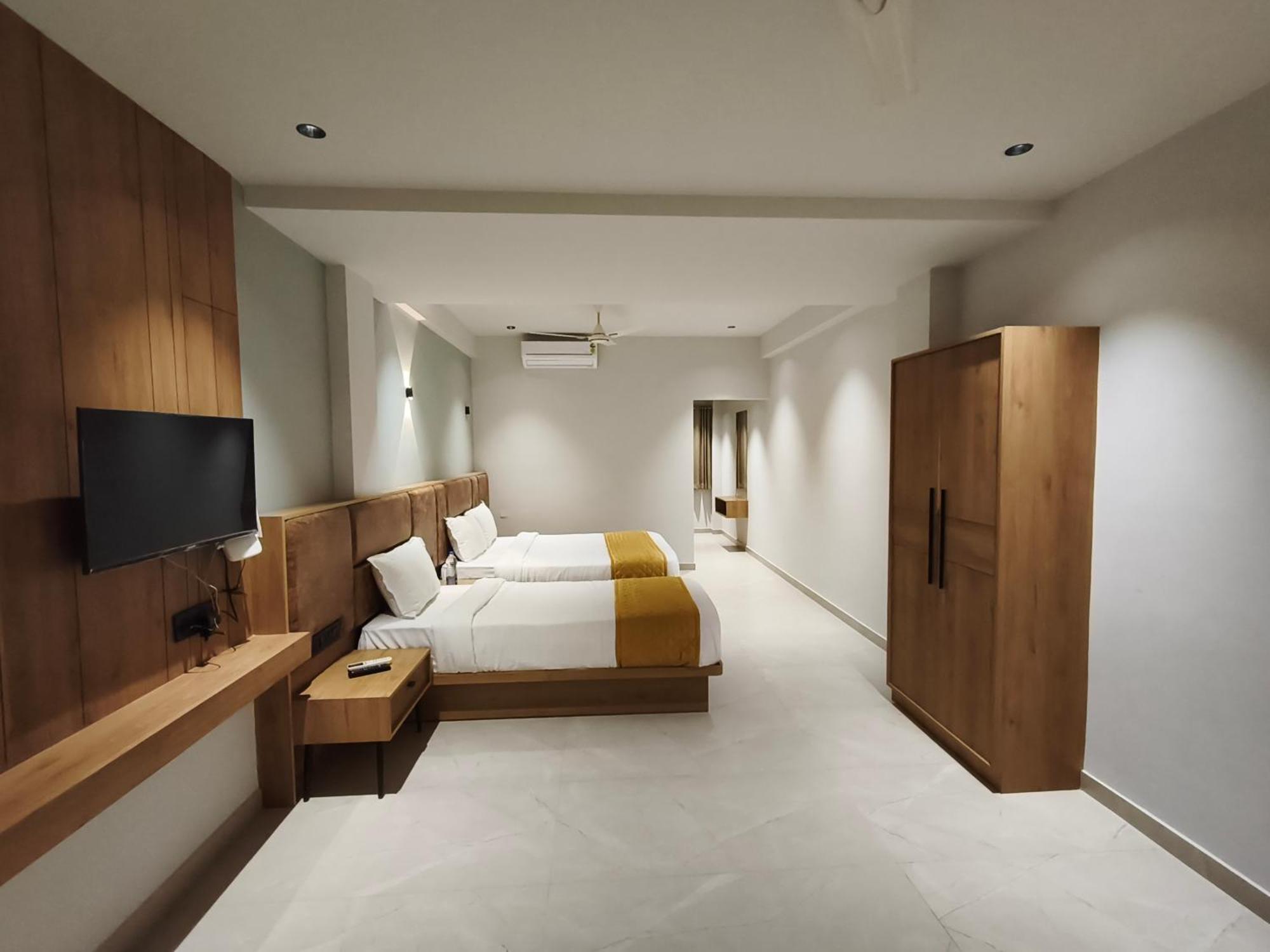 Hotel Beverly Plaza Кожикоде Экстерьер фото