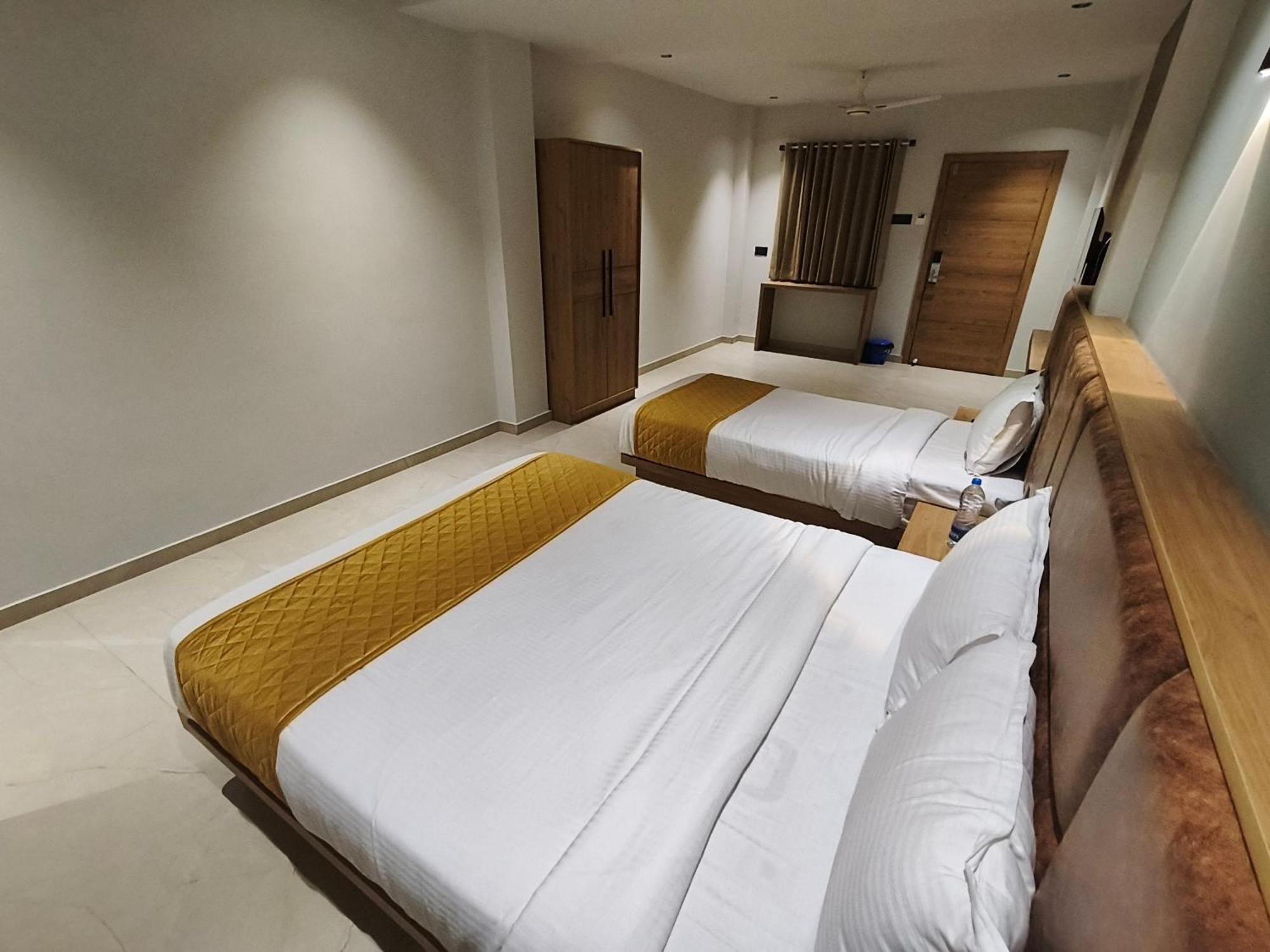 Hotel Beverly Plaza Кожикоде Экстерьер фото